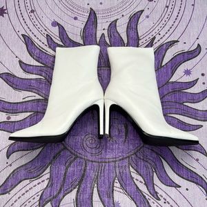 Size 8 1/2 White Olivia Ferguson Boots